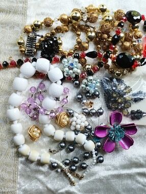 Vintage to Now Wear Repair Harvest Jewelry Lot Lisner Trifari Avon Japan Beads